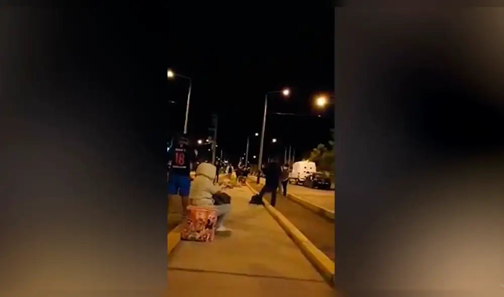 Familiares rezan por familiares contagiados con coronavirus. Familiares rezan por familiares contagiados con coronavirus.