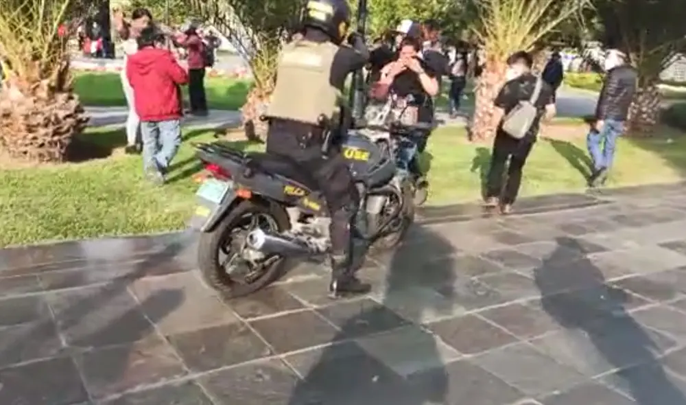 Hecho se produjo cuando agentes de la USE- PNP pretendían dispersar a manifestantes que se dirigían a la avenida Abancay. Foto: captura de video Luis Ángel Villanueva / URPI - GLR