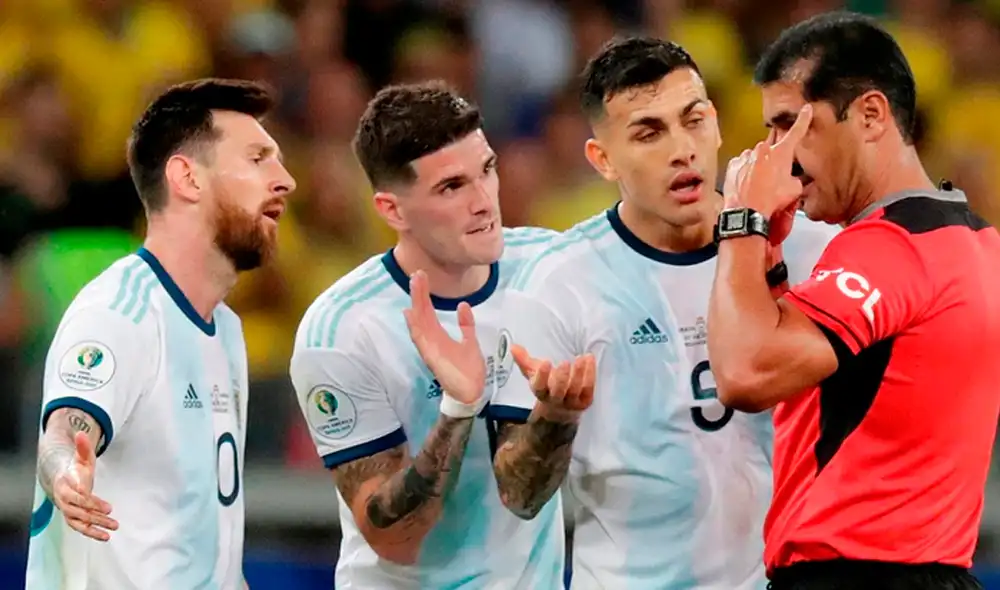 Argentina vs. Brasil: detectaron problemas de comunicación entre árbitro del partido y el VAR. Argentina vs. Brasil: detectaron problemas de comunicación entre árbitro del partido y el VAR.
