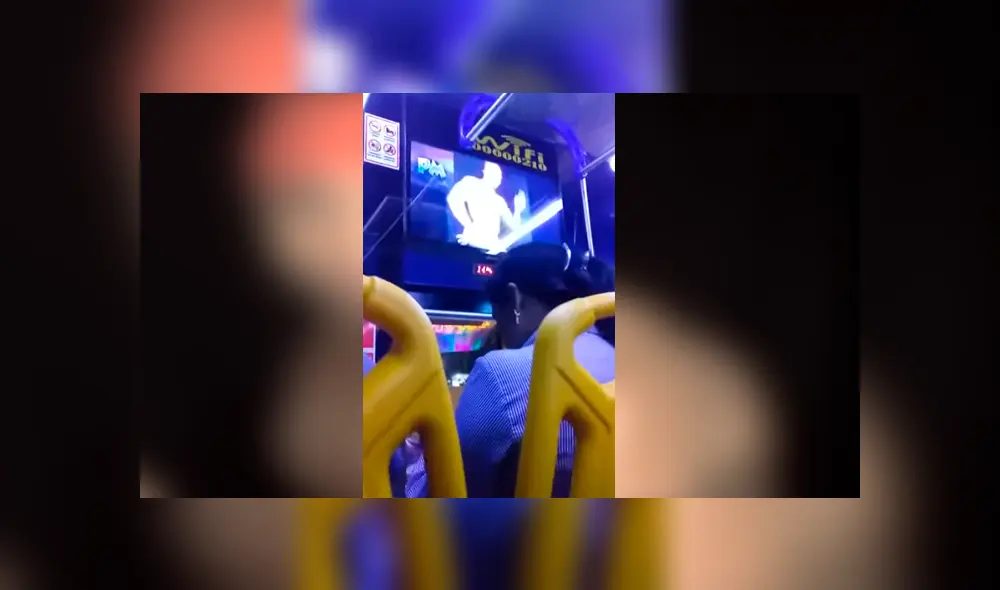 Facebook viral: Chico olvida bajar del bus por quedarse miran el sensual baile de Ricardo Milos [VIDEO]