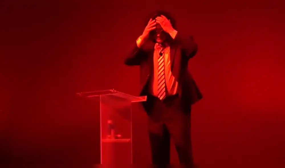 WWE: Sujeto que osó interrumpir el discurso de Kane recibió tremenda "garra infernal"