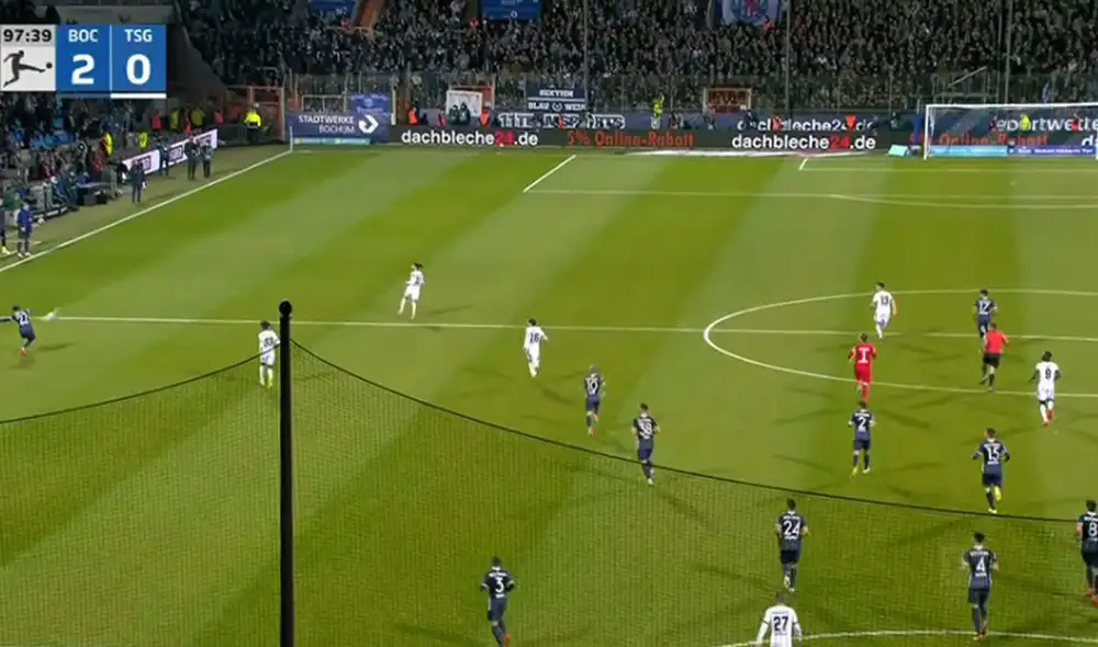Baumann (de rojo) solo pudo ver cómo el jugador del Bochum aprovechó el arco vacío para marcar su gol. Foto: captura de Bundesliga