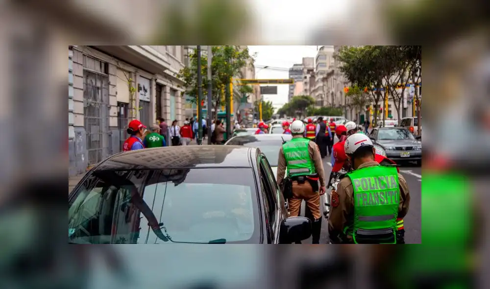 Colectiveros pincharon llantas de sus autos para impedir que ATU los traslade al depósito [FOTOS Y VIDEO]