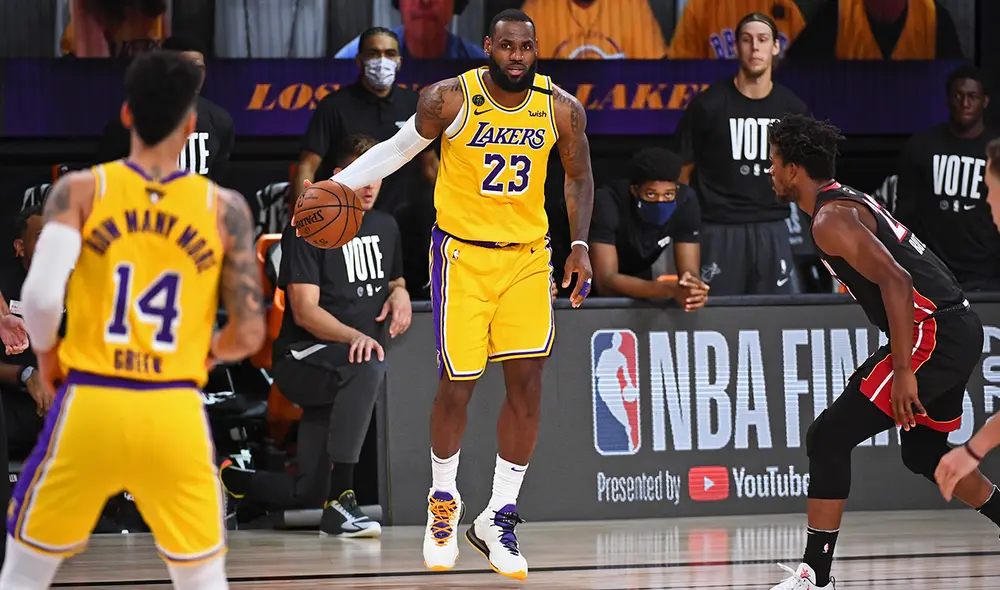 Los Angeles Lakers y Miami Heat chocan en el Game 1 de las Finales de la NBA. Foto: AFP