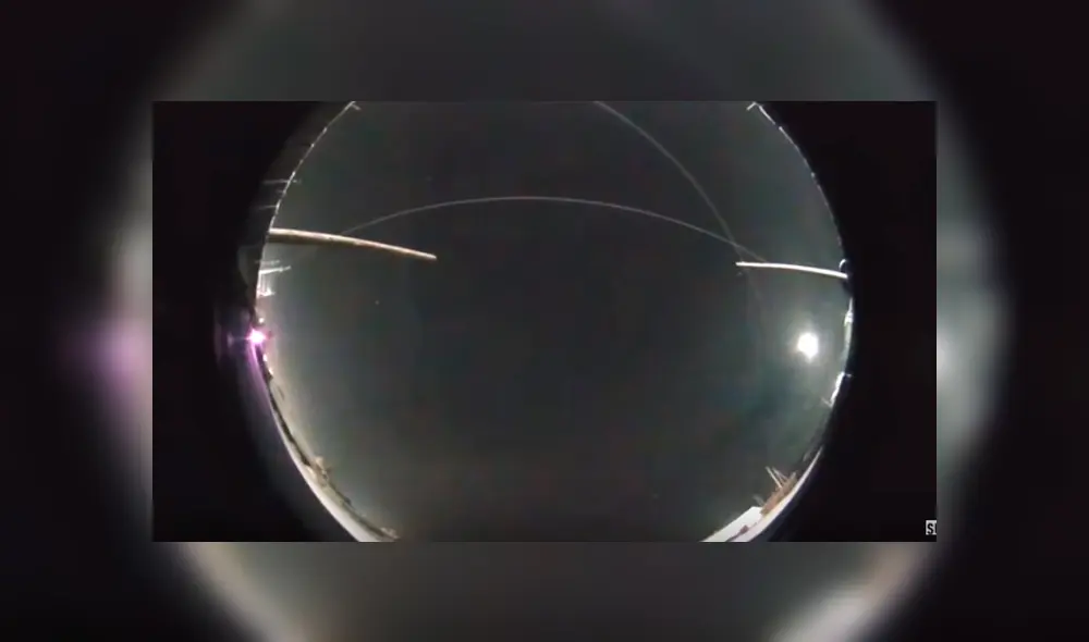 Desliza hacia la izquierda para ver el momento en un meteorito ilumina el cielo en Rusia. Viral de YouTube.