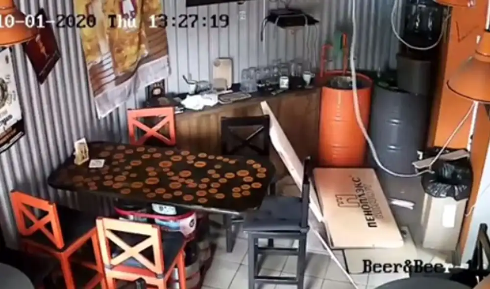 El felino huyó despavorido luego de caer desde lo más alto del lugar junto a varios carteles. Foto: Instagram El felino huyó despavorido luego de caer desde lo más alto del lugar junto a varios carteles. Foto: Instagram