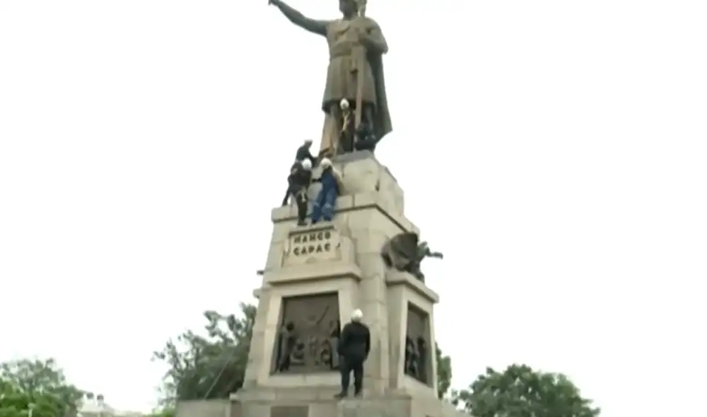 A modo de protesta, el ciudadano subió hasta el punto más alto de la estatua. Foto: captura de Canal N A modo de protesta, el ciudadano subió hasta el punto más alto de la estatua. Foto: captura de Canal N