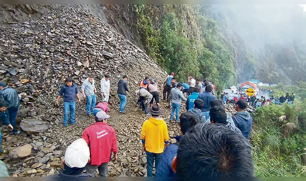 bloqueo. En Cusco, huaicos han cerrado vías de comunicación. Población debe retirar piedras y lodo para permitir el paso de unidades vehiculares. bloqueo. En Cusco, huaicos han cerrado vías de comunicación. Población debe retirar piedras y lodo para permitir el paso de unidades vehiculares.