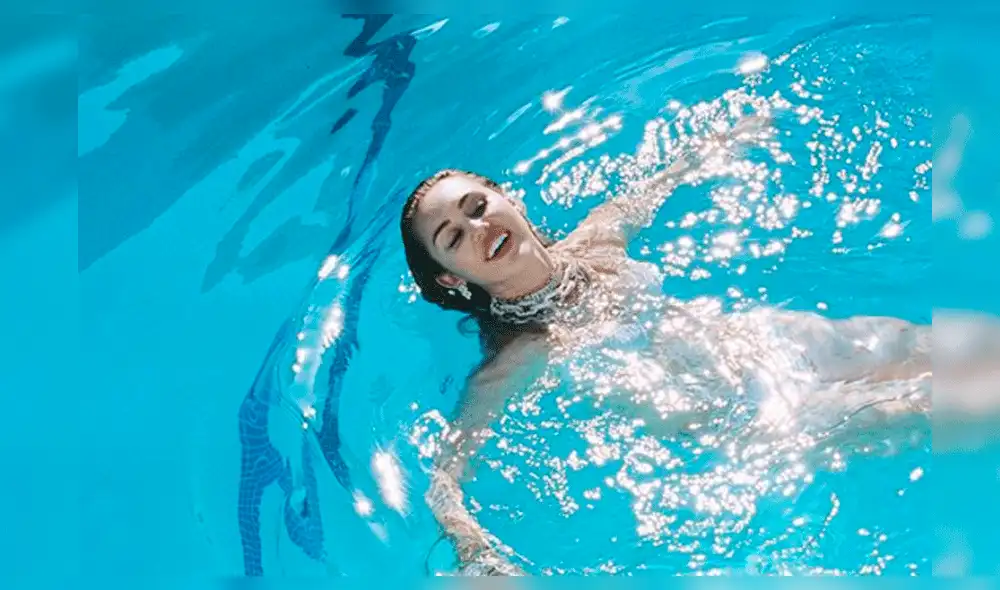 Miley Cyrus recibe duros comentarios tras posar desnuda junto a un perro [VIDEO]