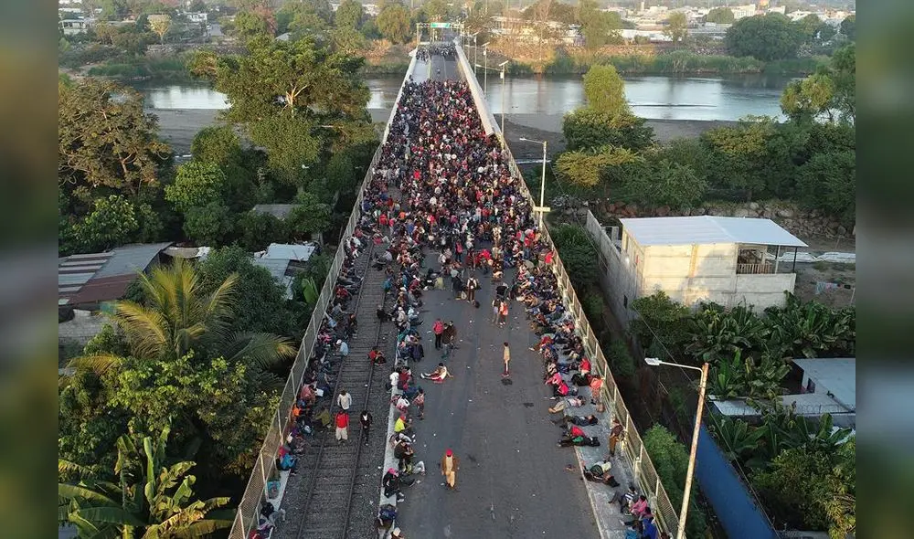 Algunos grupos del éxodo centroamericano decidieron cruzar la frontera por el puente y enfrentar a la policía. (Foto: República) Algunos grupos del éxodo centroamericano decidieron cruzar la frontera por el puente y enfrentar a la policía. (Foto: República)