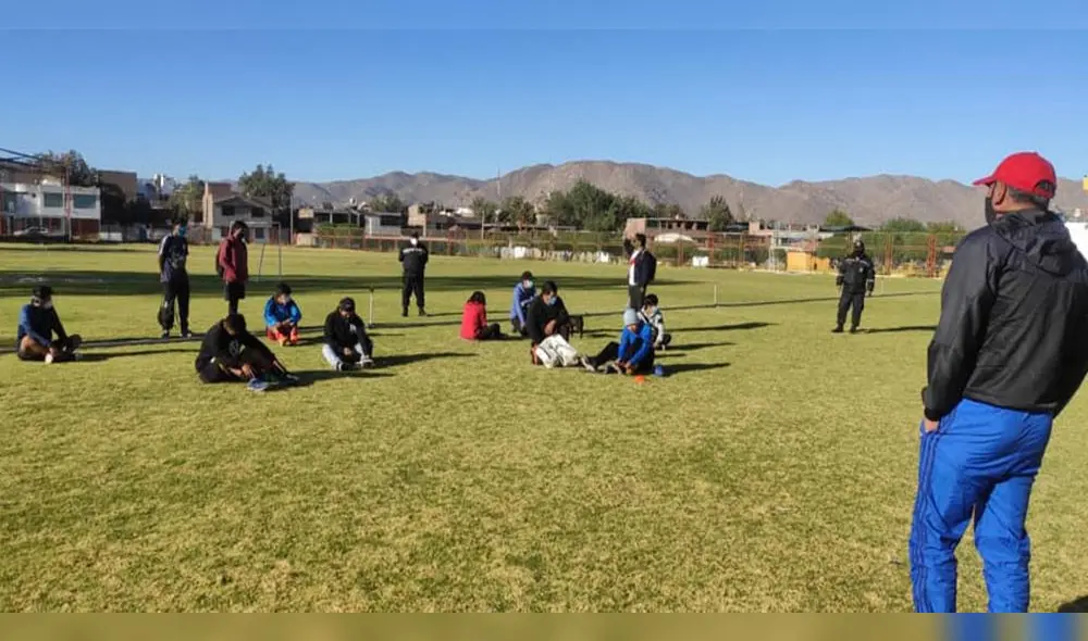 Infractores fueron sorprendidos jugando fútbol, incumpliendo el aislamiento social.  Créditos: Municipalidad de Socabaya.