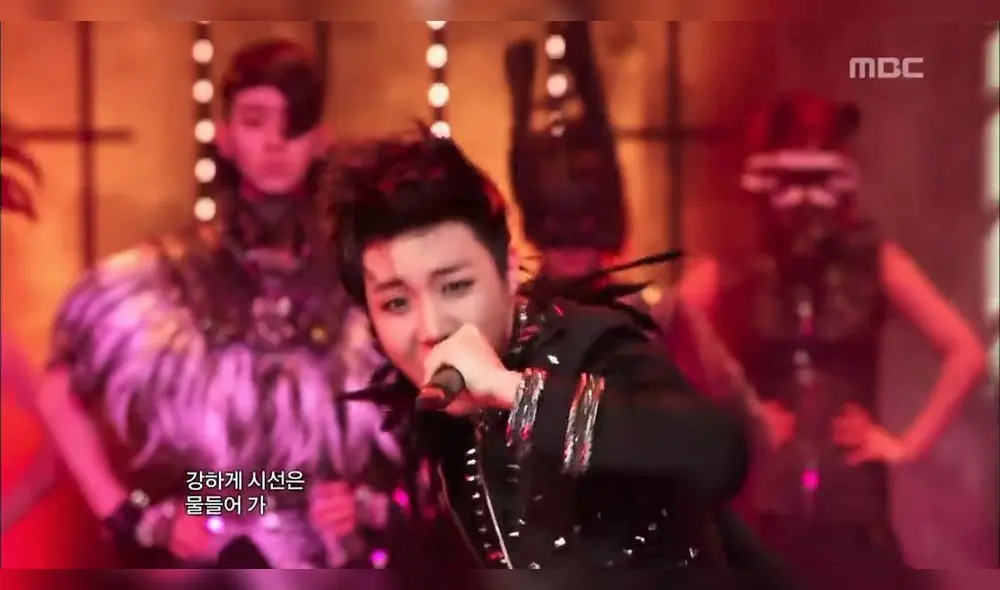 J-Hope de BTS presentándose junto a Jo Kwon.