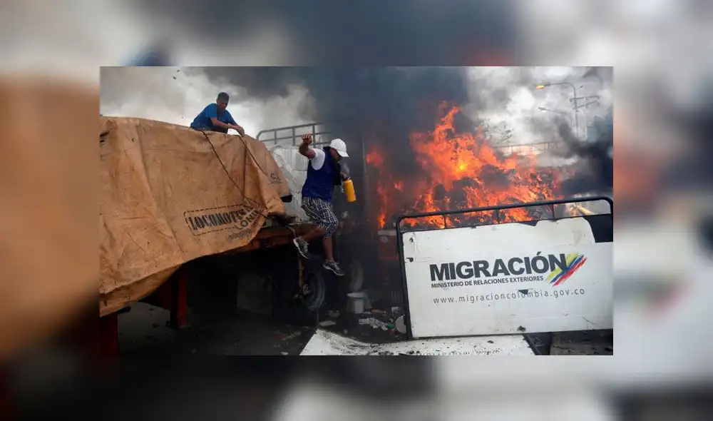 Militares de Maduro queman nuevos camiones con ayuda humanitaria Militares de Maduro queman nuevos camiones con ayuda humanitaria