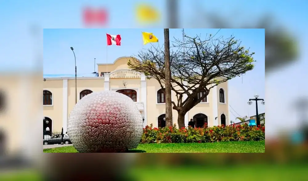 Usan 12 mil botellas y 24 mil tapas de plástico para elaborar árboles y adornos navideños [VIDEO]