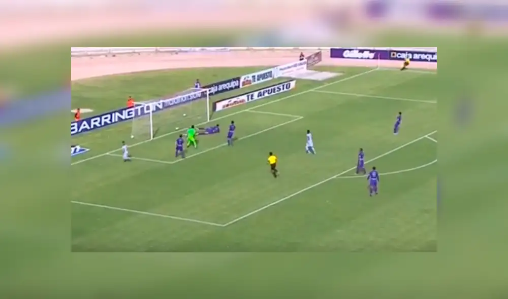Increíble pasividad de la defensa blanquiazul en el gol de Melgar. Créditos: Captura de tv Increíble pasividad de la defensa blanquiazul en el gol de Melgar. Créditos: Captura de tv