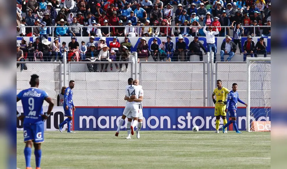 Jugadores de Alianza Lima celebran el único gol que anotaron en el encuentro.