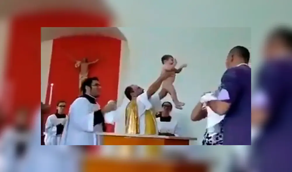 Facebook viral: sacerdote sumerge en agua bendita a bebé y este tiene inesperada reacción