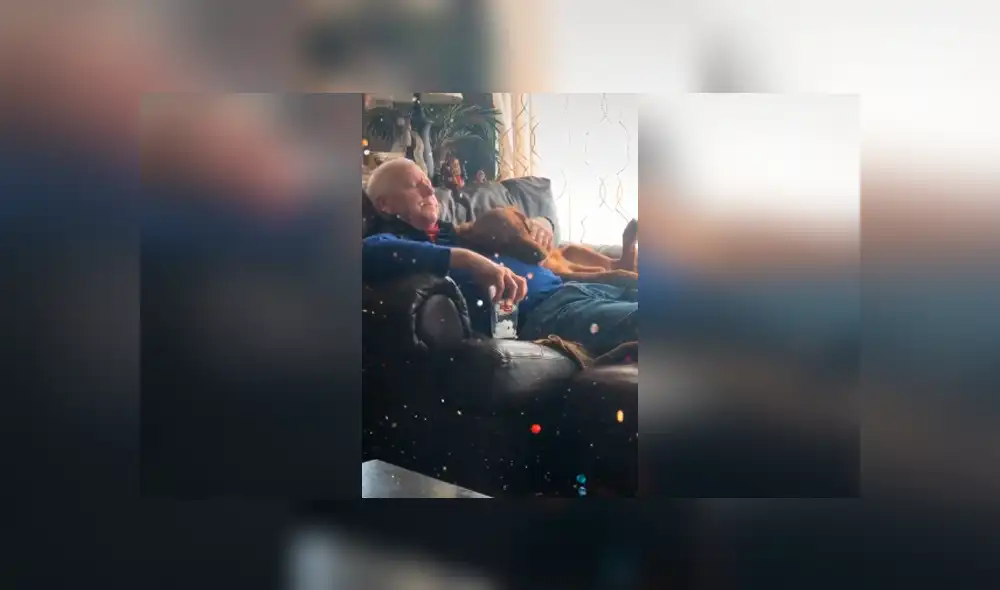 Desliza las imágenes hacia la izquierda para apreciar la conmovedora escena protagonizada por un anciano y su perro. Desliza las imágenes hacia la izquierda para apreciar la conmovedora escena protagonizada por un anciano y su perro.