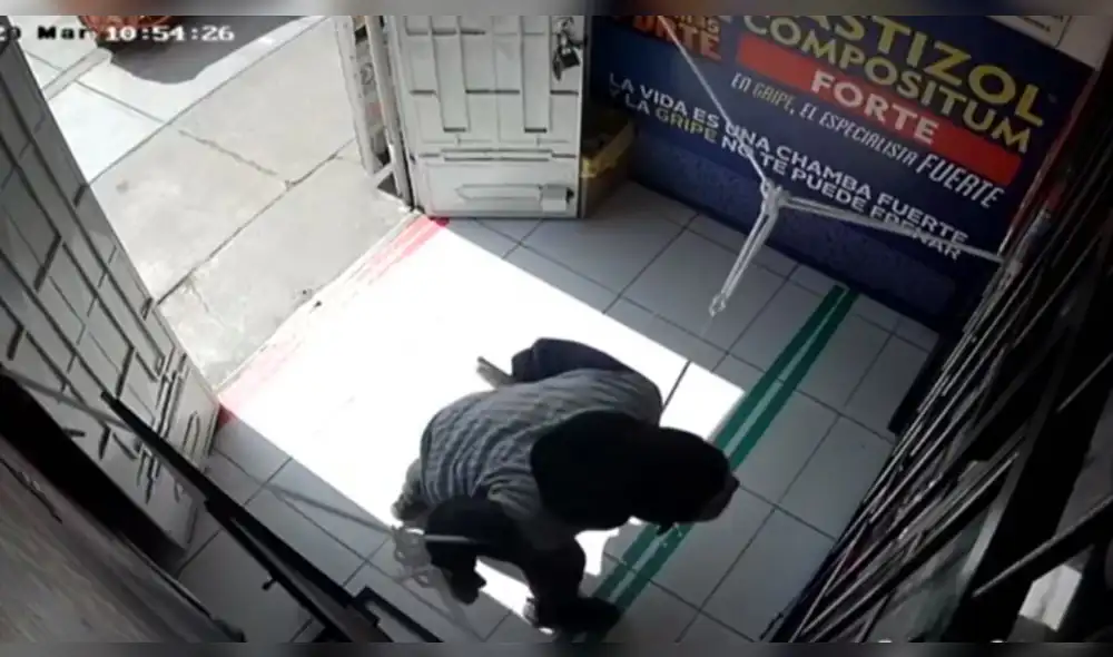 Sujeto vulneró la cuerda que farmacia colocó a un metro de la ventanilla de atención. (Foto: Captura de video / Latina Noticias)