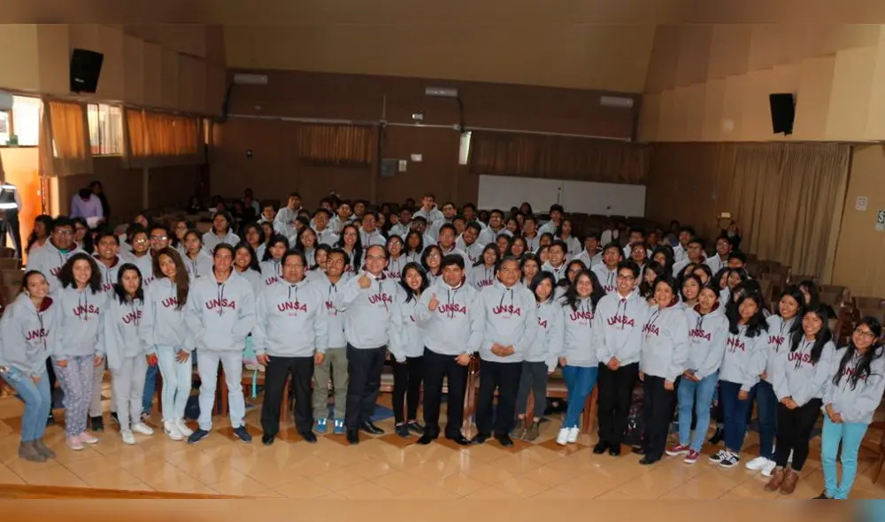 Arequipa: entregan 122 becas a universitarios para eventos académicos en el extranjero
