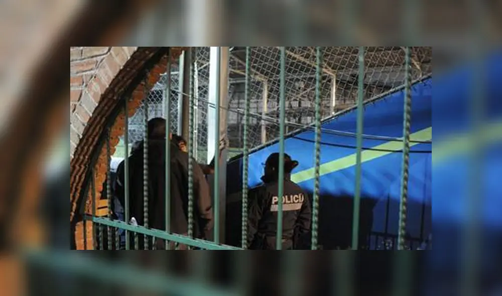 Joven muere electrocutado tras recibir descarga eléctrica por saltar una reja.