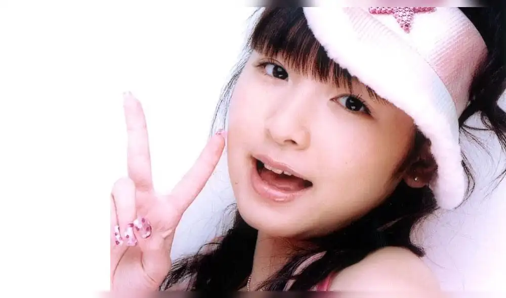 Ai Kago fue miembro del grupo idol Morning Musume, y sub-líder del grupo W (Double You). Ai Kago fue miembro del grupo idol Morning Musume, y sub-líder del grupo W (Double You).