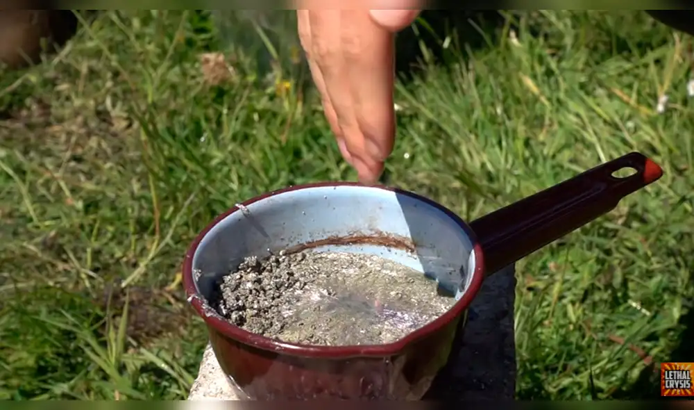 YouTube Viral: Muchacho sumerge su mano en plomo fundido y esto pasa [VIDEO]