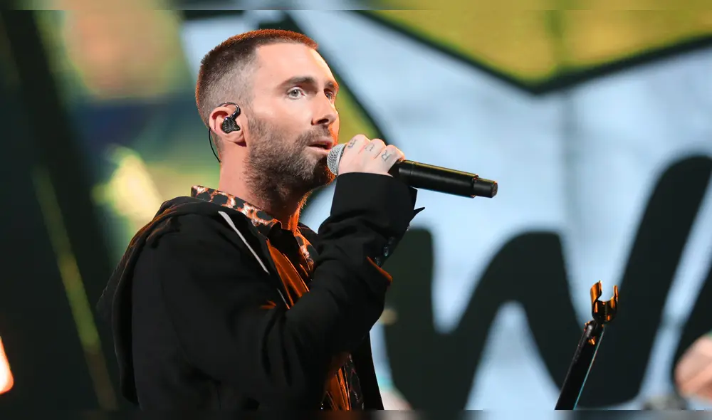 Adam Levine se disfraza de policía y ‘multa’ a despistadas personas [VIDEO]