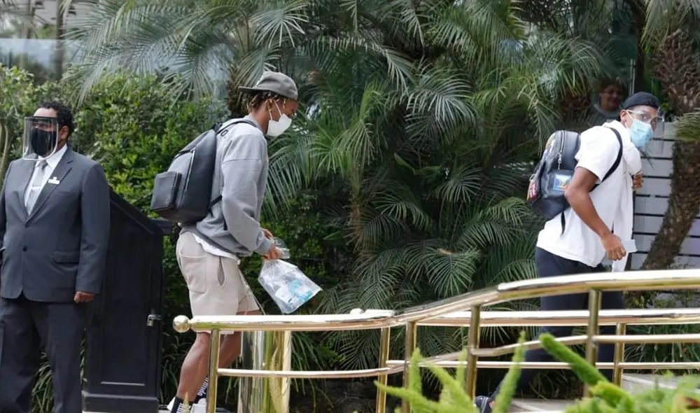 André Carrillo y Renato Tapia llegaron al hotel de concentración de Perú. Foto: Twitter @vvicentelo