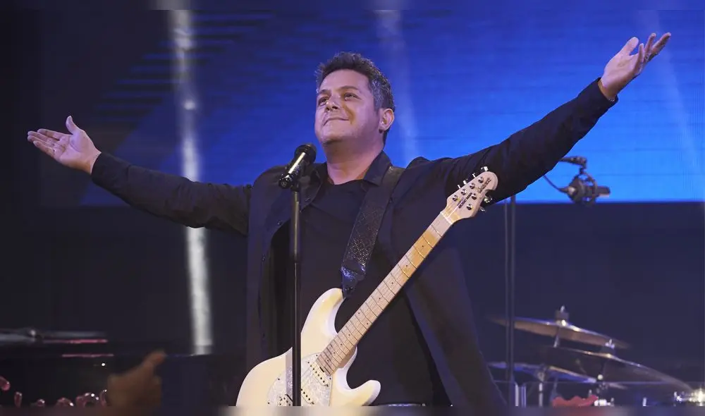 El cantante prefirió no poner en riesgo salud de sus admiradores y anunció concierto desde su casa.