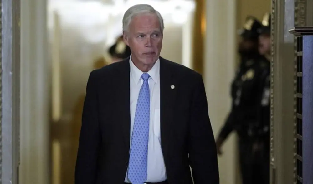 Ron Johnson confirma que contrajo el nuevo coronavirus. Foto: AFP Ron Johnson confirma que contrajo el nuevo coronavirus. Foto: AFP