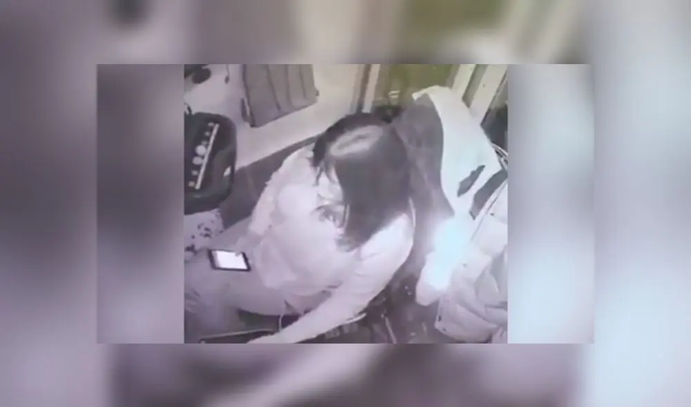 La irresponsable conductora provocó un accidente por distraerse con su celular. Foto: Captura