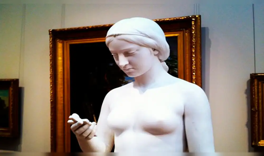 Twitter: La verdad sobre la estatua que "está usando un smartphone"