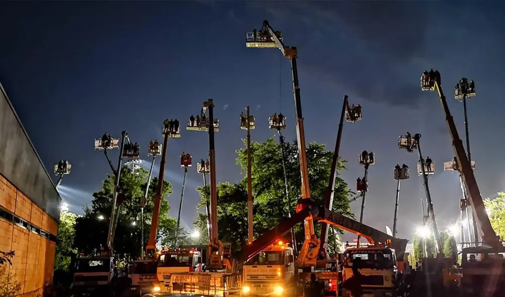 Los fanáticos no tuvieron mejor idea que alquilar grúas para ver desde lo alto la carrera de su equipo. Foto: Twitter.