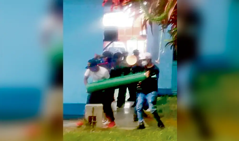 Talara. Familiares se arranchan balones en Essalud. Talara. Familiares se arranchan balones en Essalud.