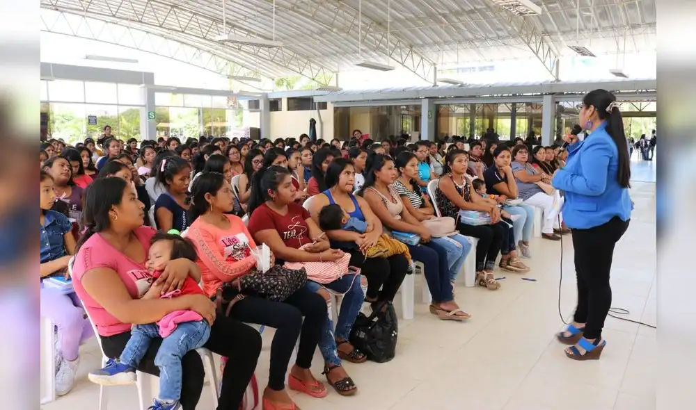 Mujeres son capacitadas para mantener su negocio de granja de pollos Mujeres son capacitadas para mantener su negocio de granja de pollos