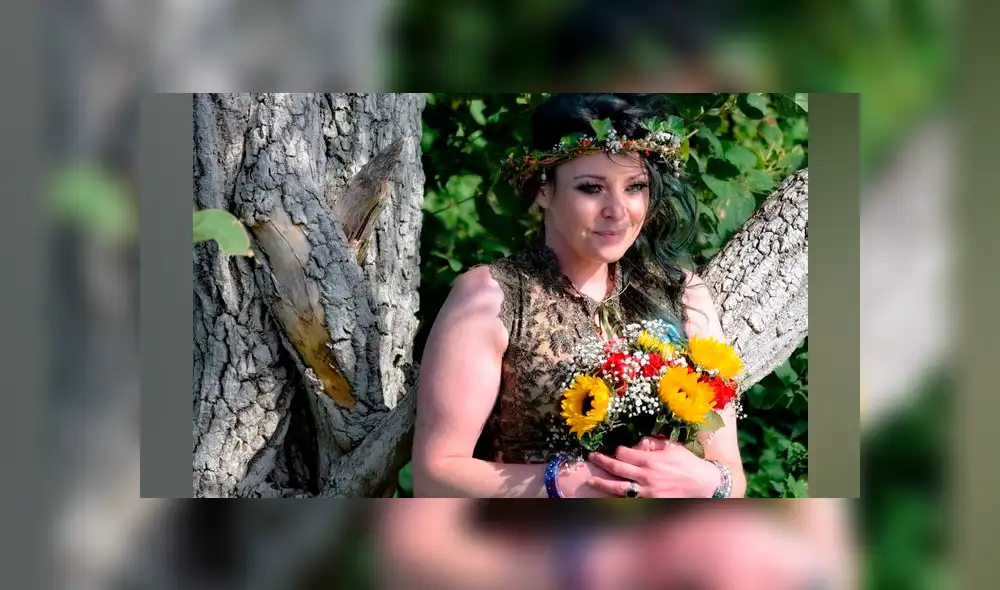 Kate Cunningham celebró su primer aniversario de bodas tras casarse con un árbol para protegerlo de ser talado. Foto: Twitter Kate Cunningham celebró su primer aniversario de bodas tras casarse con un árbol para protegerlo de ser talado. Foto: Twitter