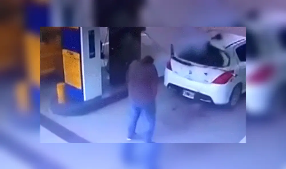 Auto de presuntos narcotraficantes explotó en estación de gasolina de Argentina y dejó una estela de cocaína a su paso. Foto: Captura de video Auto de presuntos narcotraficantes explotó en estación de gasolina de Argentina y dejó una estela de cocaína a su paso. Foto: Captura de video