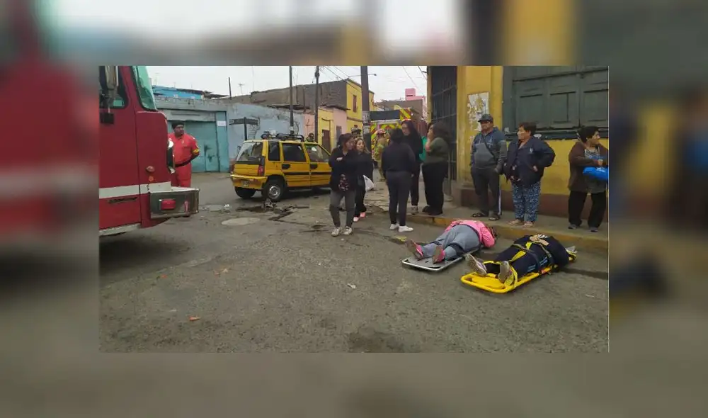 Compañía de bomberos acudieron al lugar para atender a la víctimas, quienes luego fueron llevadas a una clínica. (Foto: Christian Moreno / La República)