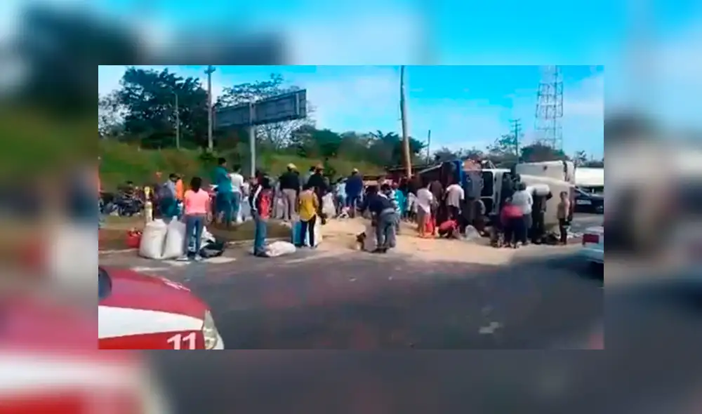 Tráiler sufre volcadura y pobladores aprovechan para robar toneladas de azúcar