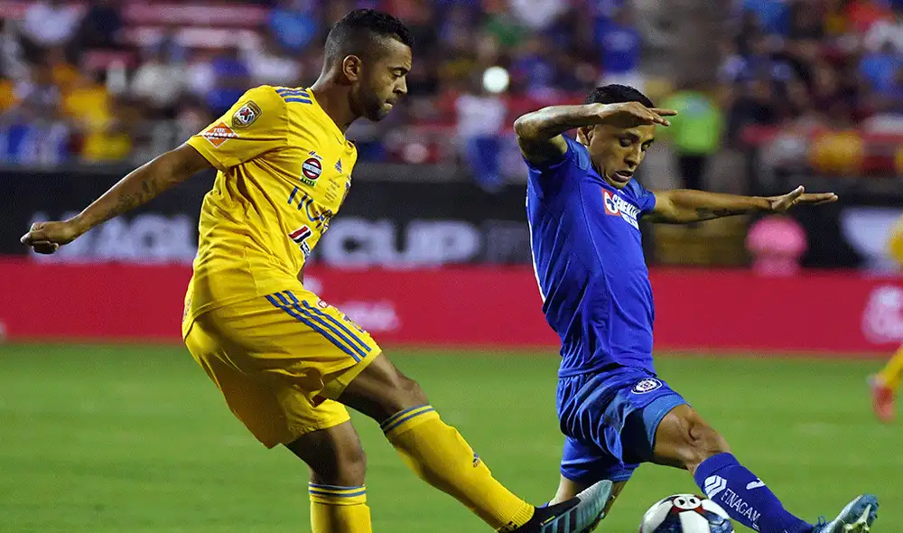 Yoshimar Yotún fue provocado por Nahuel Guzmán durante el Cruz Azul vs. Tigres, pero el peruano terminó anotando un golazo. | Foto: AFP Yoshimar Yotún fue provocado por Nahuel Guzmán durante el Cruz Azul vs. Tigres, pero el peruano terminó anotando un golazo. | Foto: AFP