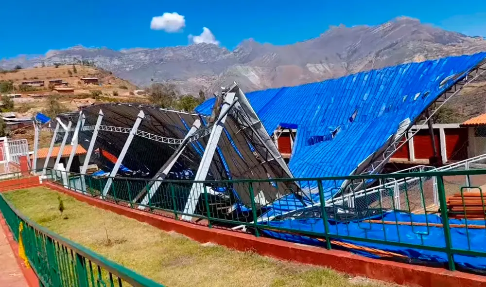 Afortunadamente no se reportaron daños personales tras la caída de la cobertura y sus soportes (Prensa Huari Tv). Afortunadamente no se reportaron daños personales tras la caída de la cobertura y sus soportes (Prensa Huari Tv).