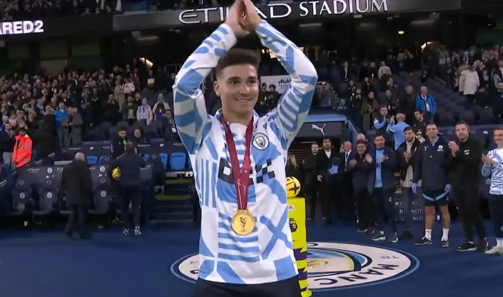 Julián Álvarez recibió los honores y fue felicitado por todos los hinchas del City por salir campeón en el Mundial Qatar 2022. Foto: captura ESPN Julián Álvarez recibió los honores y fue felicitado por todos los hinchas del City por salir campeón en el Mundial Qatar 2022. Foto: captura ESPN