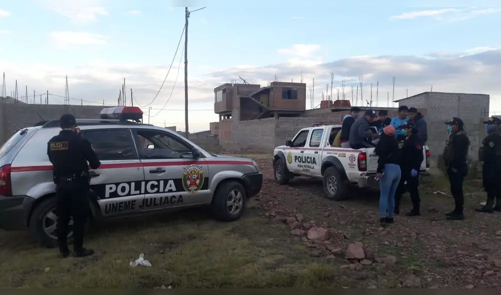 Personas jugaban futbol y voley durante cuarentena en Juliaca (Puno) Personas jugaban futbol y voley durante cuarentena en Juliaca (Puno)