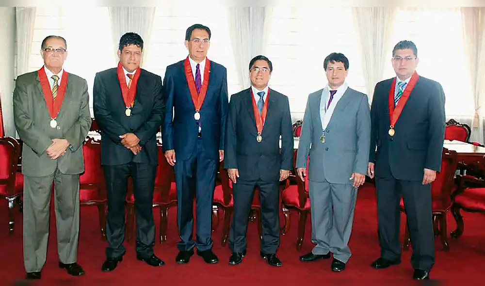 Abogado: “Entonces, doctor, lo que usted necesita es en efectivo...”Ríos: “¡Ayayayyy rimbombayyy!” Abogado: “Entonces, doctor, lo que usted necesita es en efectivo...”Ríos: “¡Ayayayyy rimbombayyy!”