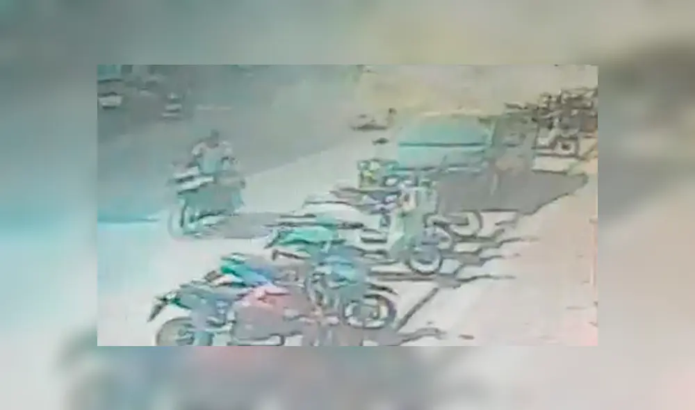 Motorizada sale disparada por el aire luego de explosión de buzón de desagüe [VIDEO] 