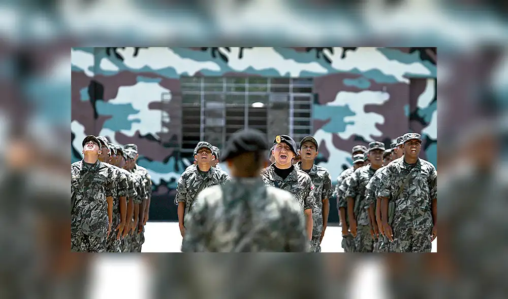 En fila. El servicio militar es voluntario. Están prohibidos los sorteos y llamamientos.