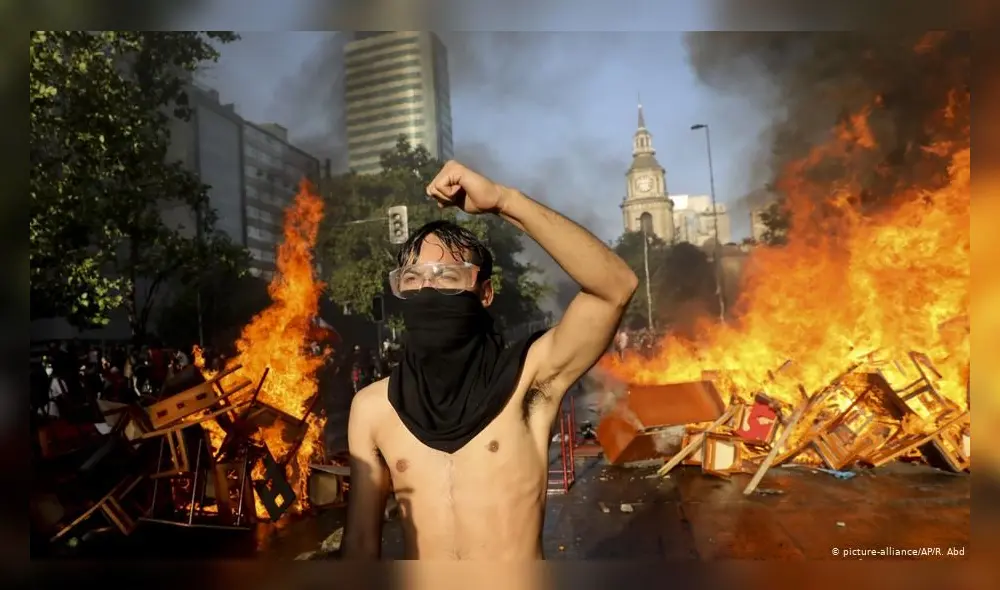 Diversos incendios se registraron en Chile luego de violentas protestas en contra del gobierno de Sebastián Piñera Diversos incendios se registraron en Chile luego de violentas protestas en contra del gobierno de Sebastián Piñera