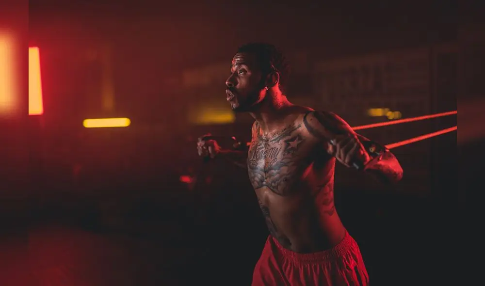 Seis horas demoró calcar todos los
tatuajes del delantero.