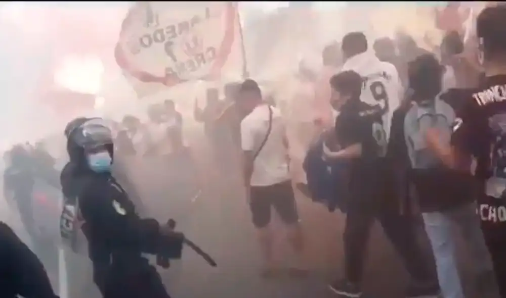 Hinchas de Universitario de Deportes salieron a las calles para celebrar el aniversario del club.